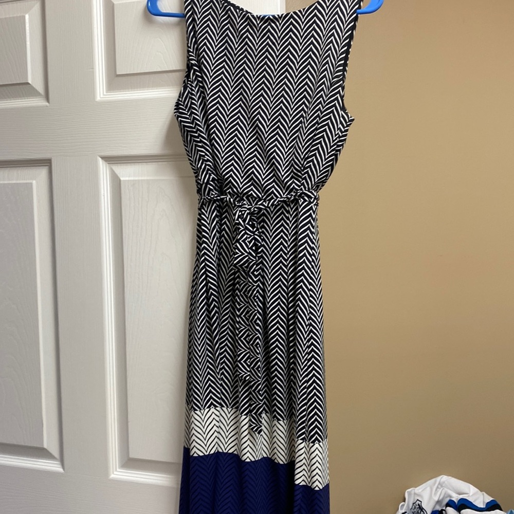 Liz Claiborne dress. Like new condition. Tie around the waist is adjustable.